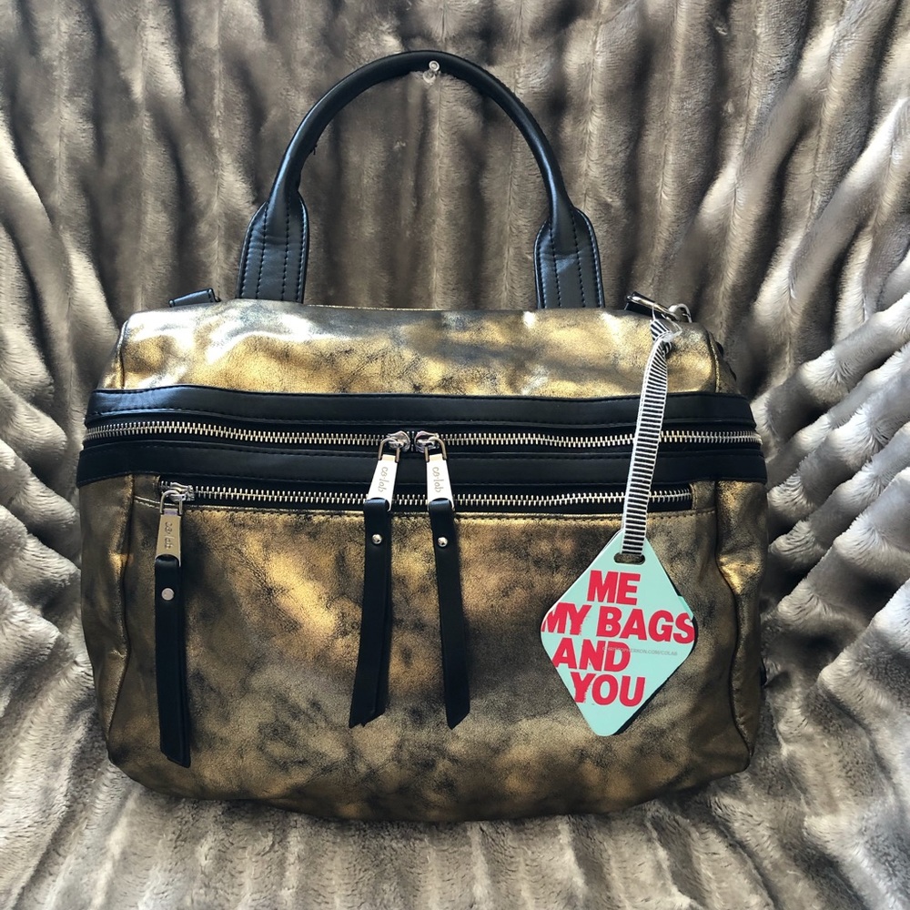 Colab NWT 👜 Gold and Black Distressed Look Purse